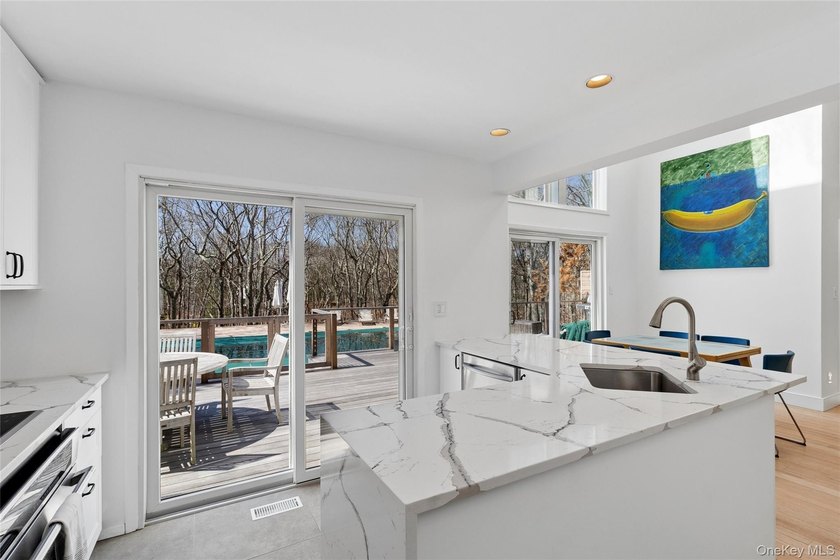 Turnkey Modern Retreat in East Hampton's Northwest Woods - photo 11