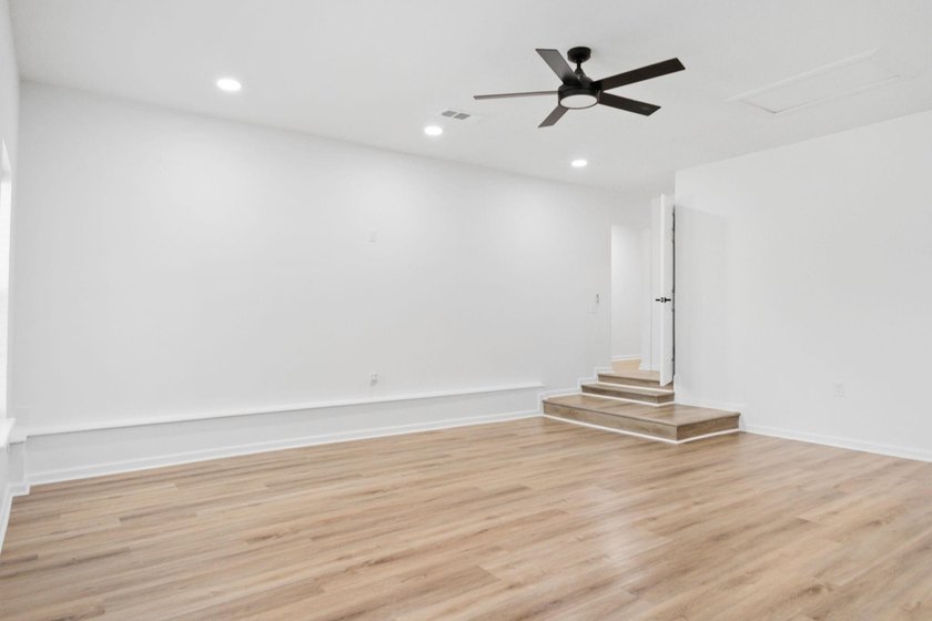 Welcome to this beautifully fully renovated, move-in-ready - photo 11