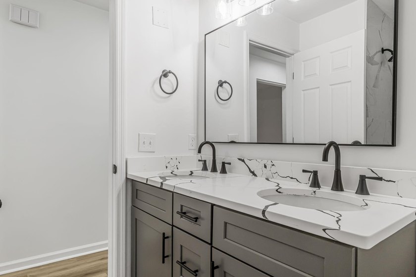 Welcome to this beautifully fully renovated, move-in-ready - photo 14