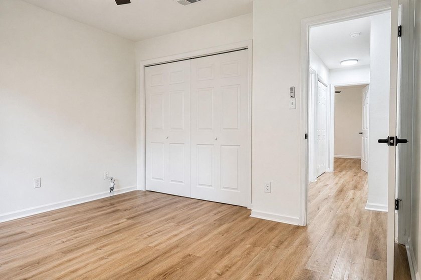 Welcome to this beautifully fully renovated, move-in-ready - photo 17