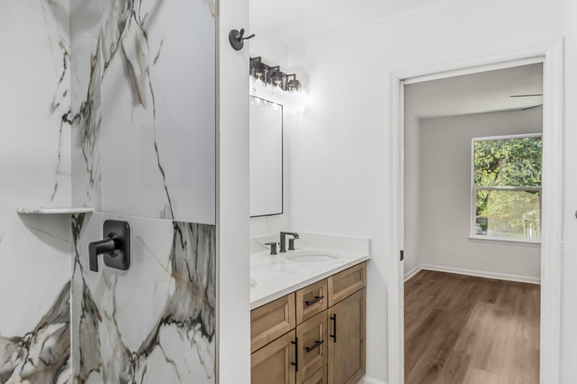 Welcome to this beautifully fully renovated, move-in-ready - photo 19
