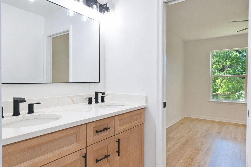 Welcome to this beautifully fully renovated, move-in-ready - photo 20