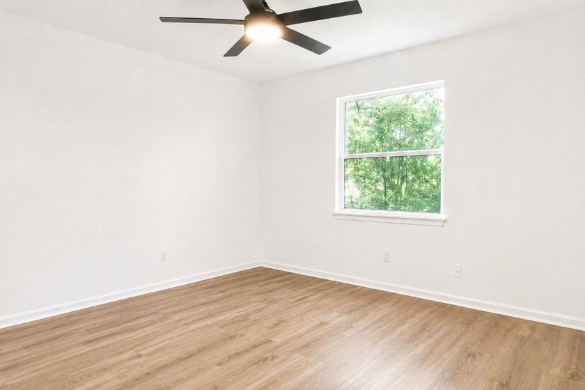 Welcome to this beautifully fully renovated, move-in-ready - photo 21