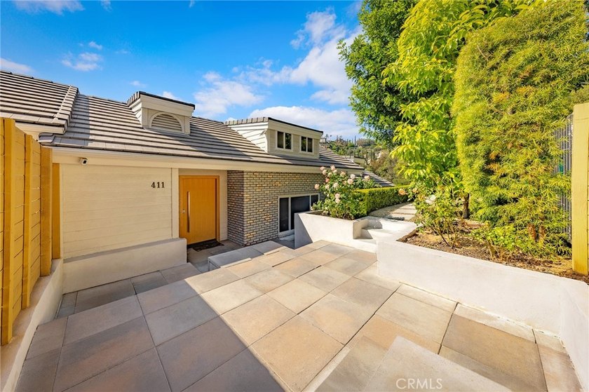 Welcome to 411 Woodcliffe Road, a truly exceptional residence - photo 2
