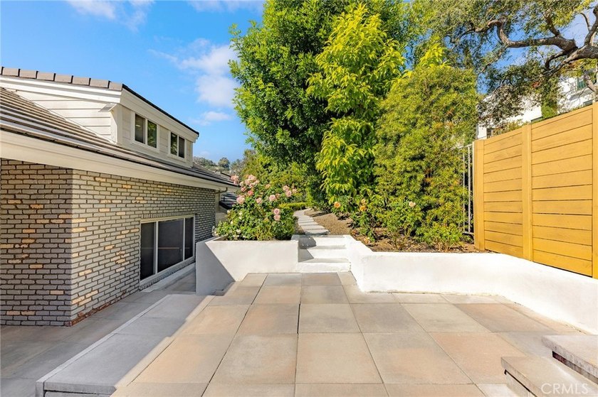 Welcome to 411 Woodcliffe Road, a truly exceptional residence - photo 4