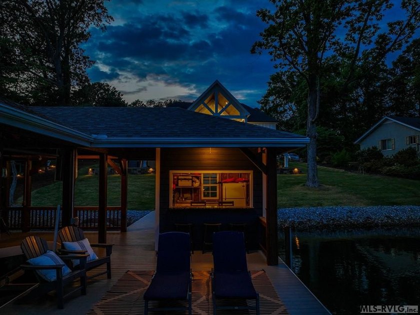 Luxury Lakefront Custom Home with dual living spaces Beautiful - photo 13