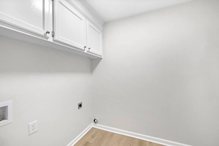 TOTALLY RENOVATED, ALL NEW KITCHEN, FRESH PAINT, NEW FLOORING - photo 14