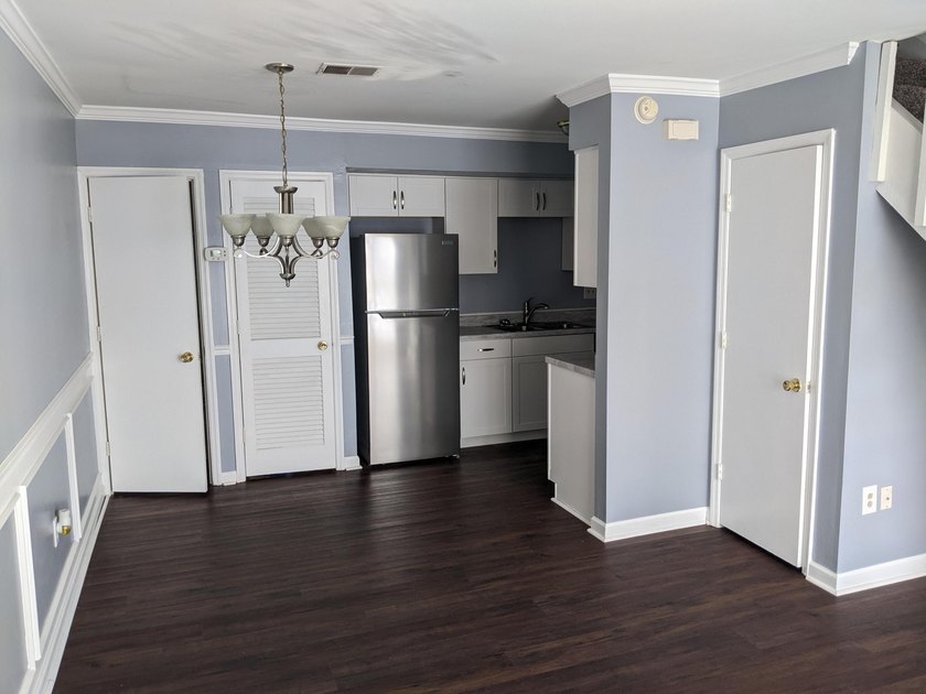 Updated 1BR/1BA Townhome in West AshleyDon't miss this move-in - photo 3
