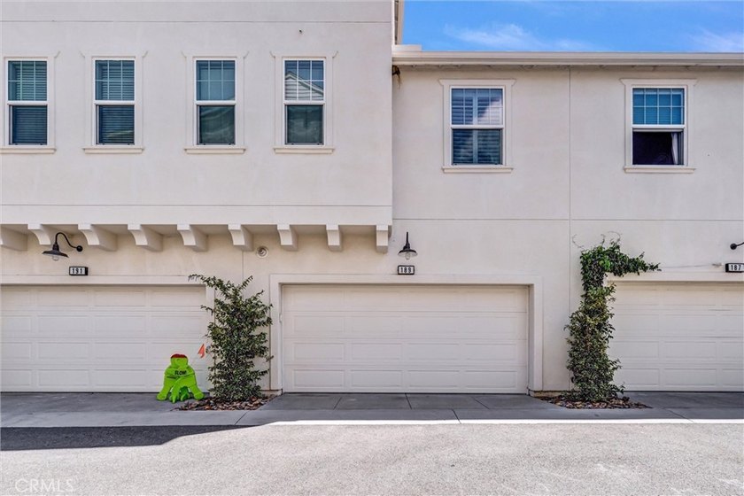 Welcome to 189 Patria, a beautifully appointed end-unit townhome - photo 31