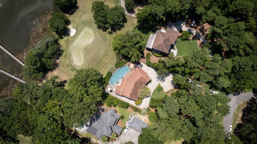 Beyond the gates of Stono Ferry, where manicured fairways - photo 3