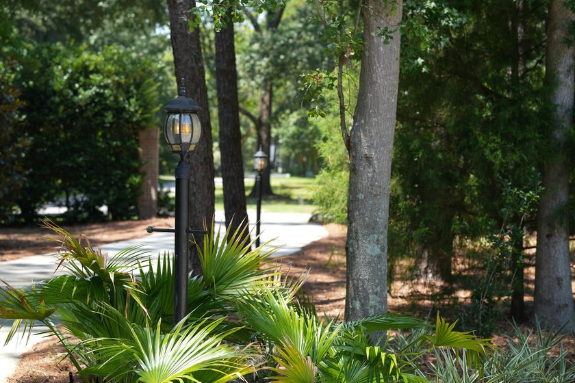 Beyond the gates of Stono Ferry, where manicured fairways - photo 8