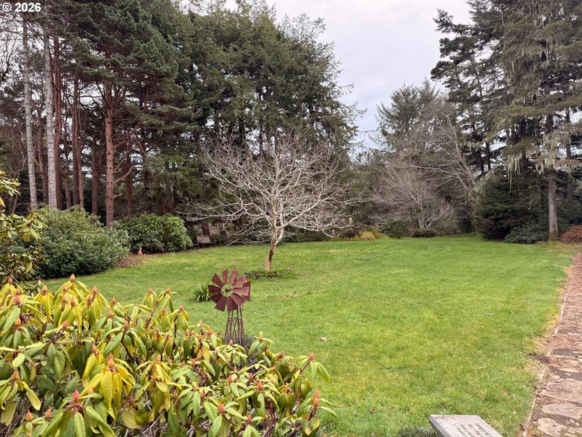 GORGEOUS HUGE .34 ACRE PARK LIKE BANDON BUILDING LOT AVAILABLE! - photo 3