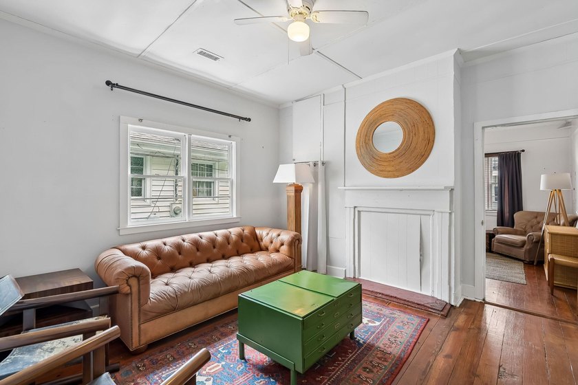 Charming 2 bedroom, 1 bath cottage on a quiet one way street - photo 8