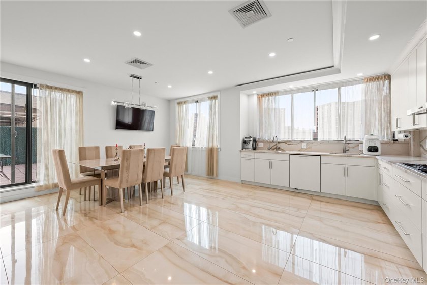 Experience luxury penthouse living in the heart of Rego Park! - photo 11