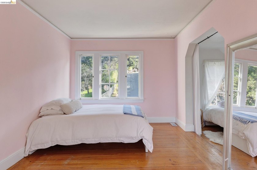 Enjoy dramatic sunsets from this special Berkeley Hills home - photo 13