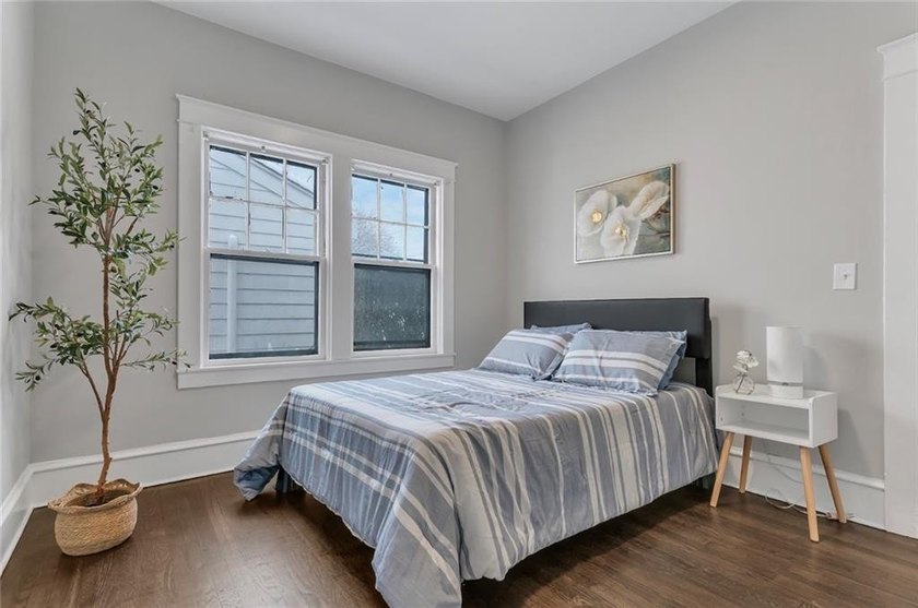 Stunning newly renovated home located in the heart of Newport - photo 14