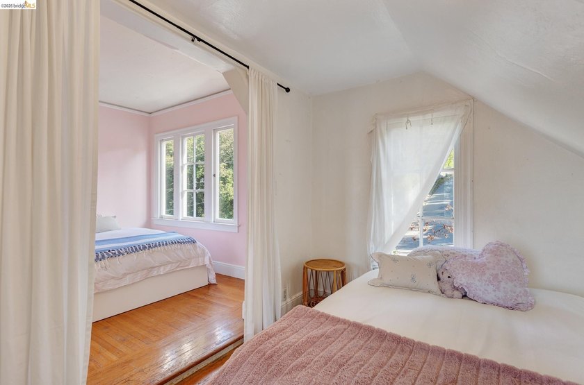 Enjoy dramatic sunsets from this special Berkeley Hills home - photo 15