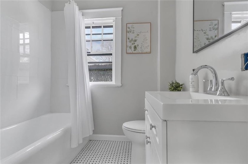 Stunning newly renovated home located in the heart of Newport - photo 15