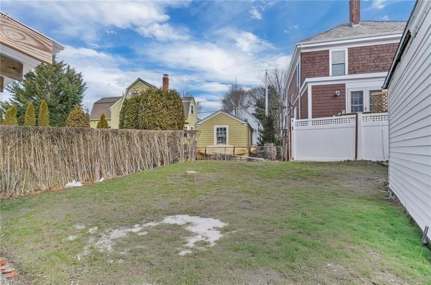 Stunning newly renovated home located in the heart of Newport - photo 18