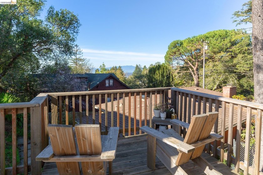 Enjoy dramatic sunsets from this special Berkeley Hills home - photo 20