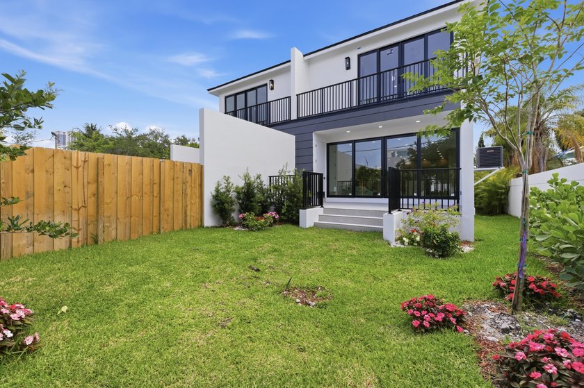Introducing a newly built 3-bedroom, 3.5-bath luxury townhome in - photo 34