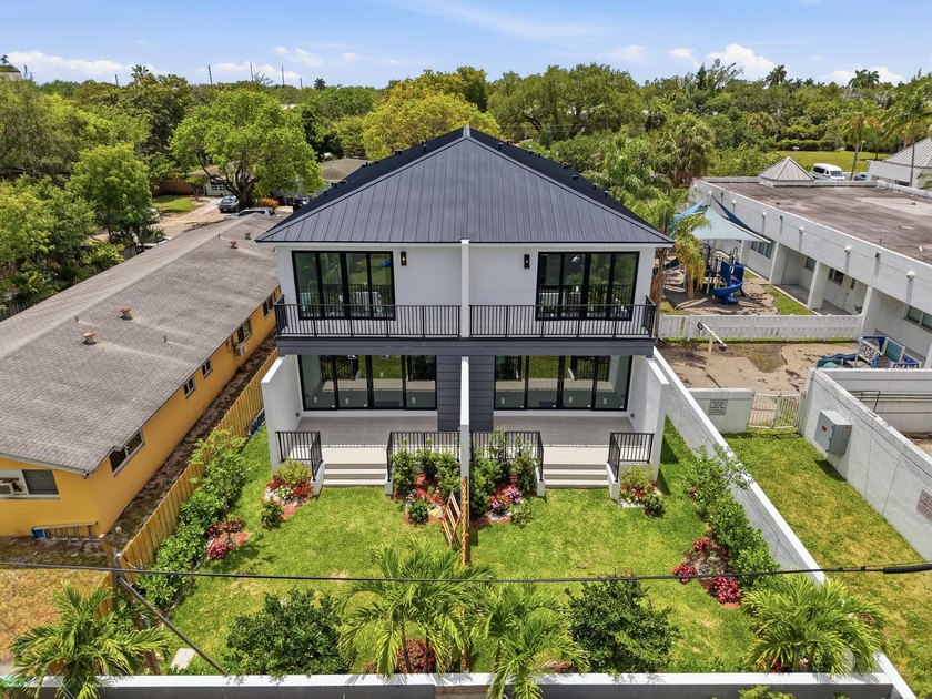 Introducing a newly built 3-bedroom, 3.5-bath luxury townhome in - photo 35