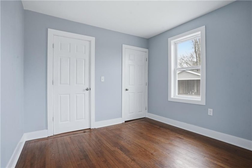 Stunning fully remodeled 2-family home in Middletown, offering - photo 13
