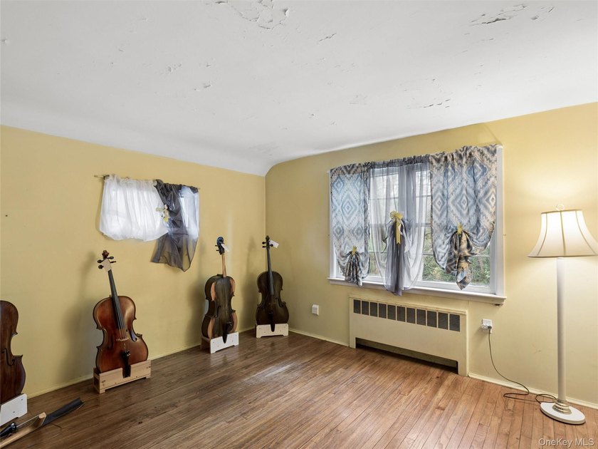 New to the market is 20 Cherry Lane in Huntington, an expansive - photo 17