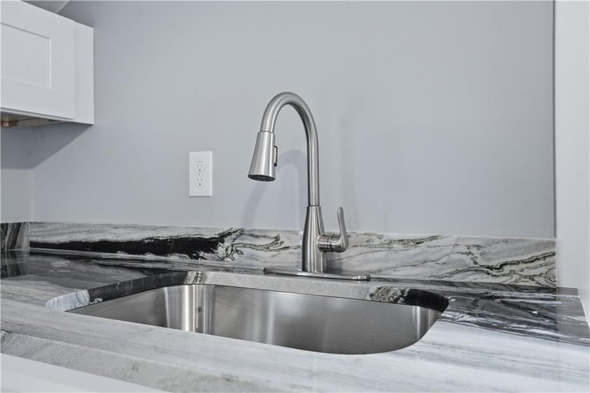 Stunning fully remodeled 2-family home in Middletown, offering - photo 18