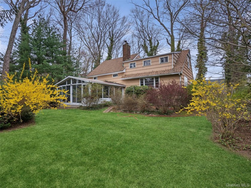New to the market is 20 Cherry Lane in Huntington, an expansive - photo 21