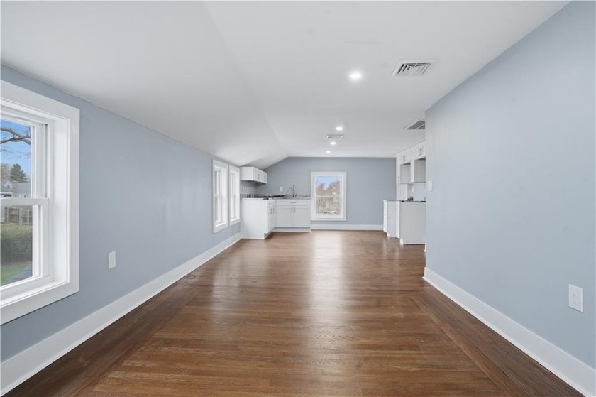 Stunning fully remodeled 2-family home in Middletown, offering - photo 21