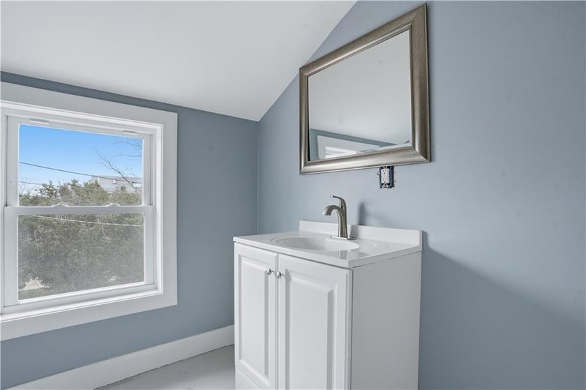 Stunning fully remodeled 2-family home in Middletown, offering - photo 25