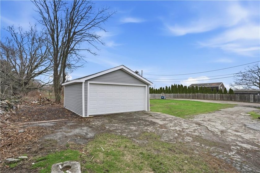 Stunning fully remodeled 2-family home in Middletown, offering - photo 34