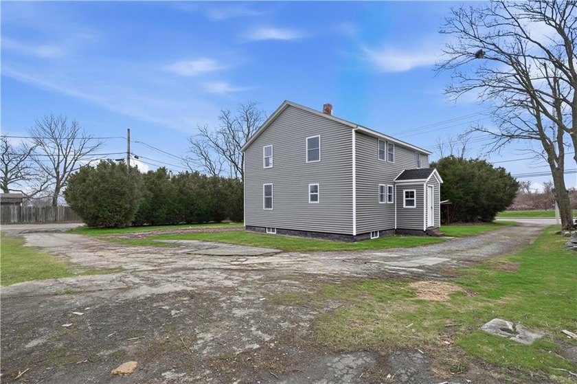 Stunning fully remodeled 2-family home in Middletown, offering - photo 35
