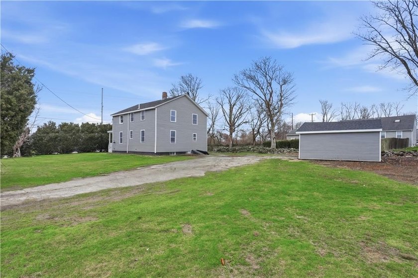 Stunning fully remodeled 2-family home in Middletown, offering - photo 37