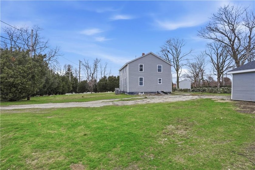 Stunning fully remodeled 2-family home in Middletown, offering - photo 38