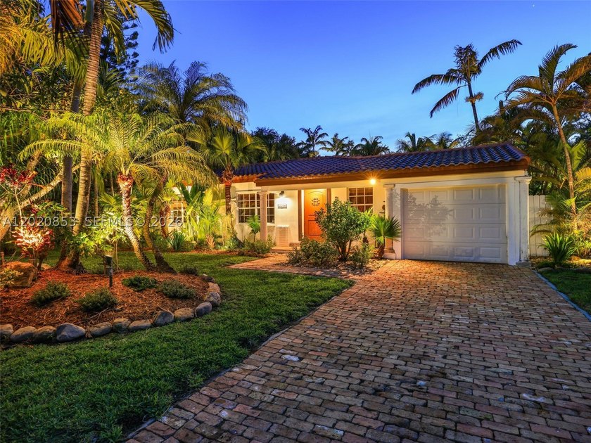 Tucked away on a quiet, tree-lined street in the coveted Glenvar - photo 3