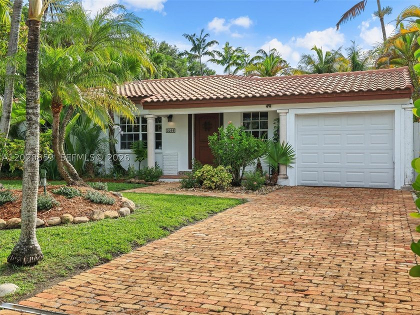 Tucked away on a quiet, tree-lined street in the coveted Glenvar - photo 4