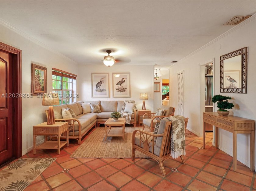 Tucked away on a quiet, tree-lined street in the coveted Glenvar - photo 5