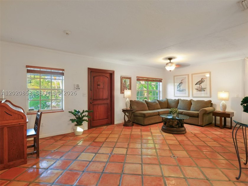 Tucked away on a quiet, tree-lined street in the coveted Glenvar - photo 7