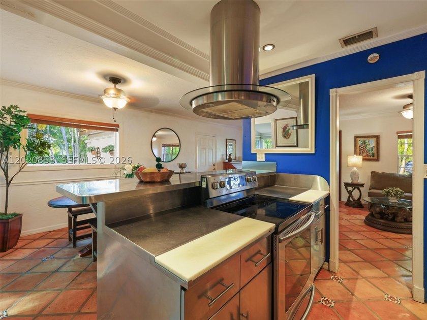Tucked away on a quiet, tree-lined street in the coveted Glenvar - photo 10