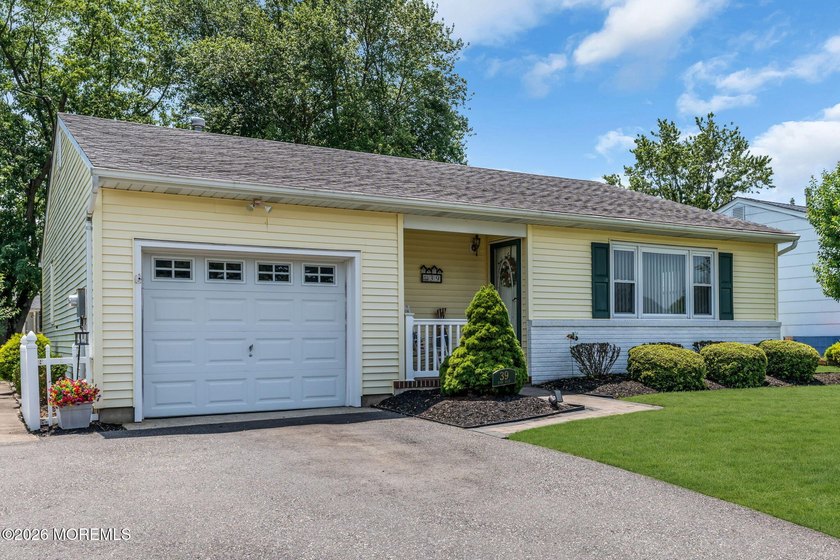 Move right into this well-maintained 2-bedroom, 2-bath home in - photo 3