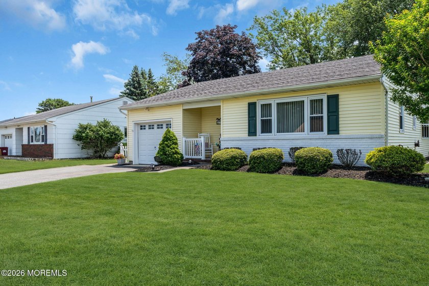 Move right into this well-maintained 2-bedroom, 2-bath home in - photo 5