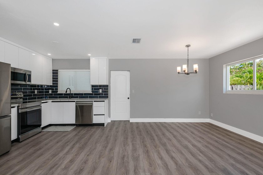 Discover this charming 3-bedroom, 2-bathroom single-family - photo 11