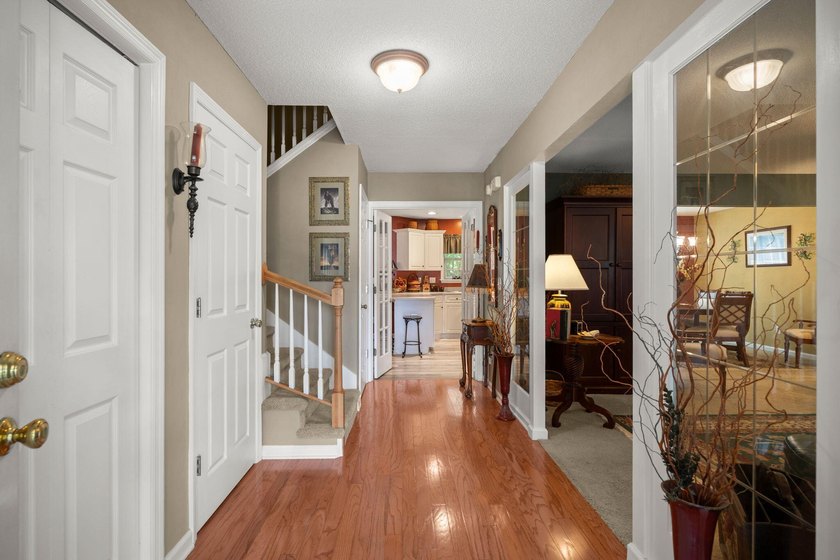 Nestled on a beautiful lot in the established Shadowmoss - photo 7
