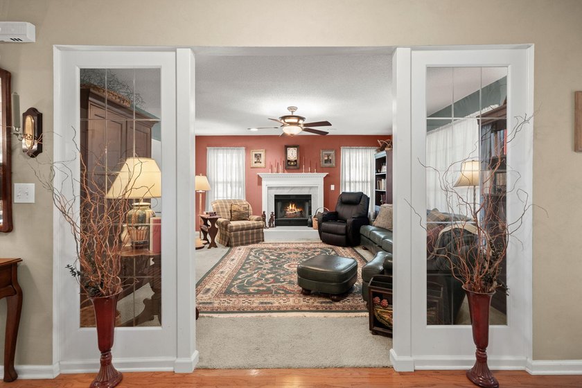 Nestled on a beautiful lot in the established Shadowmoss - photo 8