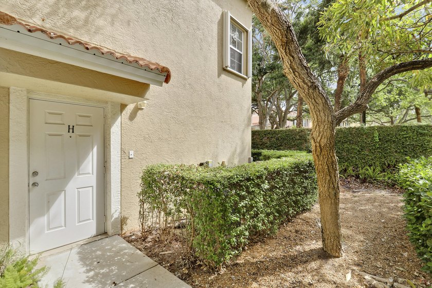Come see this 3-bedroom, 2 bath, 1-car garage corner unit in one - photo 2