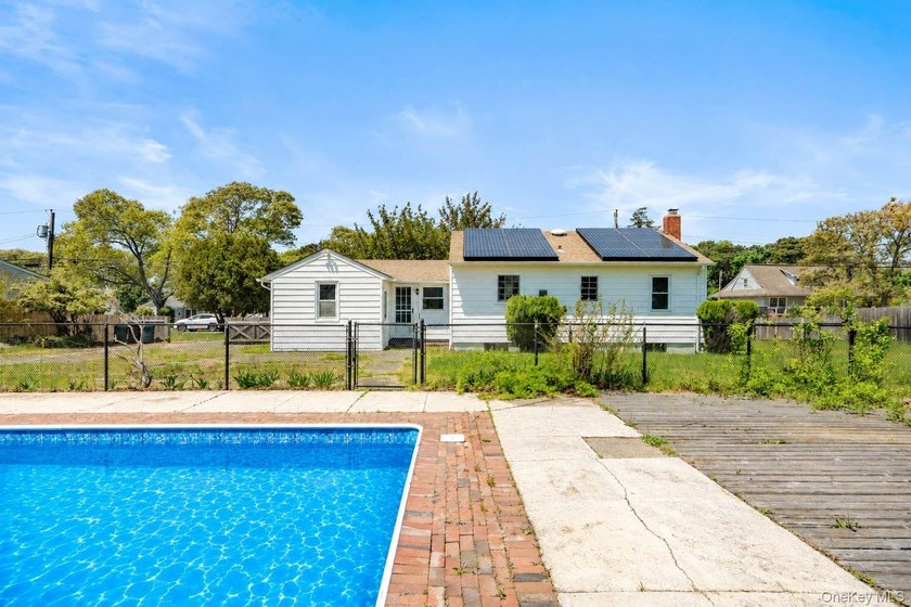 Welcome to this charming 3-bedroom, 1-bath home offering comfort - photo 29