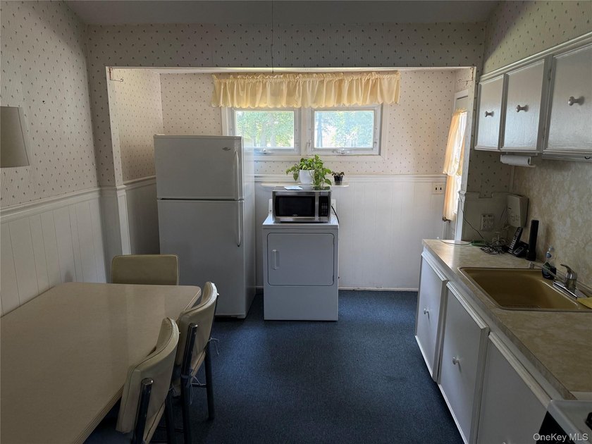 Charming 3-bedroom, 1-bathroom ranch perfectly situated on a - photo 2