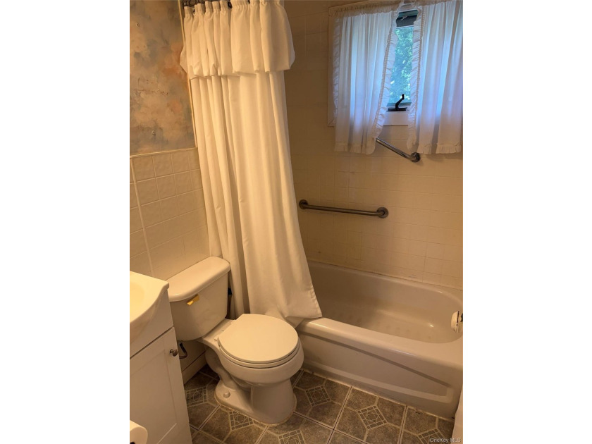 Charming 3-bedroom, 1-bathroom ranch perfectly situated on a - photo 6